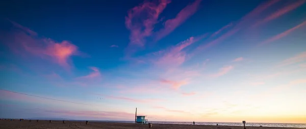 Kleurrijke zonsondergang in Santa Monica beach — Stockfoto