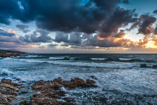 暗い雲、夕焼けの海 — ストック写真