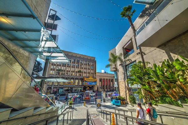 Wereld beroemde Hollywood boulevard op een zonnige dag — Stockfoto