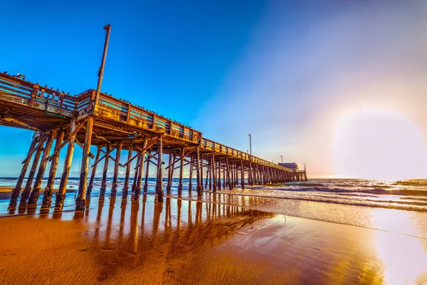 Dřevěné molo pod jasnou oblohou v Newport Beach — Stock fotografie