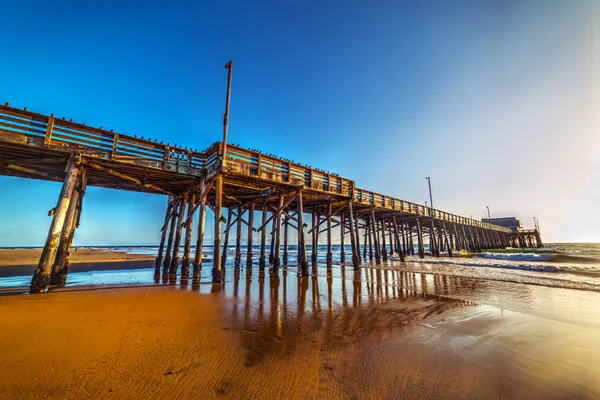 Píer de madeira de Newport Beach ao pôr do sol — Fotografia de Stock