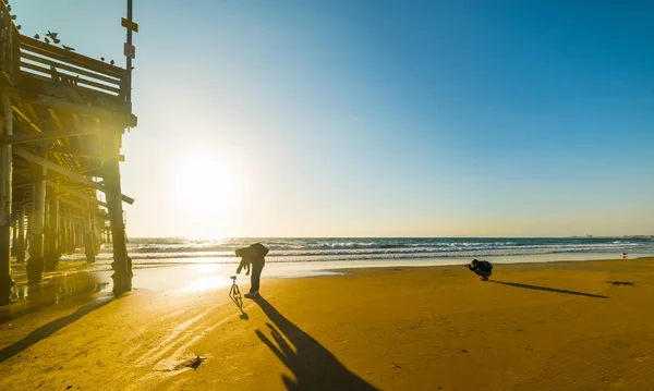 Photographers by Newport Beach pier — Stock Photo, Image