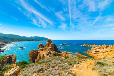 kayalık sahil costa paradiso içinde