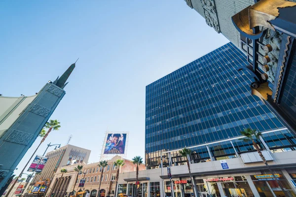 Carteles de tiendas en el mundialmente famoso bulevar Hollywood — Foto de Stock