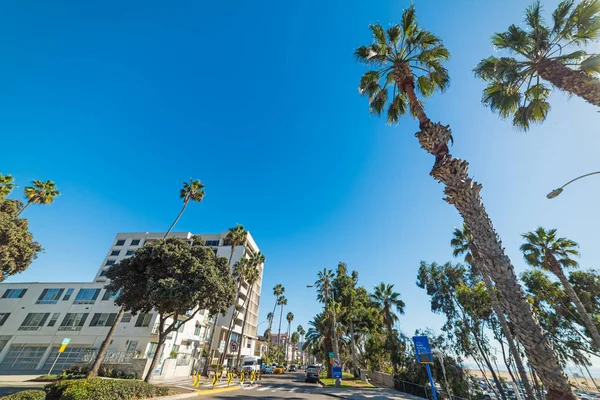 Frente al mar de Santa Mónica en un día soleado — Foto de Stock
