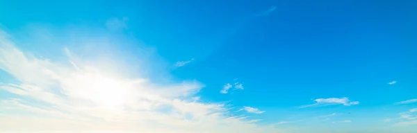 Sun shining over La Jolla beach at sunset — Stock Photo, Image