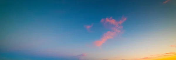 Farbenfroher Himmel bei Sonnenuntergang am Pazifikstrand — Stockfoto