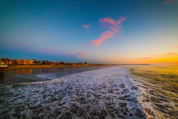 Colorato tramonto sulla spiaggia del Pacifico — Foto Stock