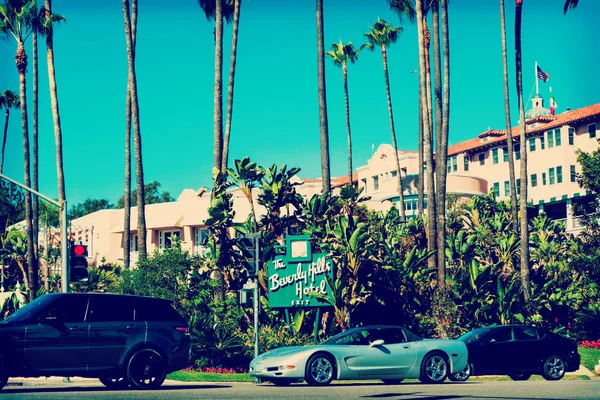 Auto che passano da Beverly Hills Hotel — Foto Stock