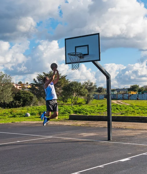 Basketballspieler springt in den Korb — Stockfoto