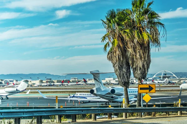 Flygplan i Los Angeles internationella flygplats förkläde — Stockfoto