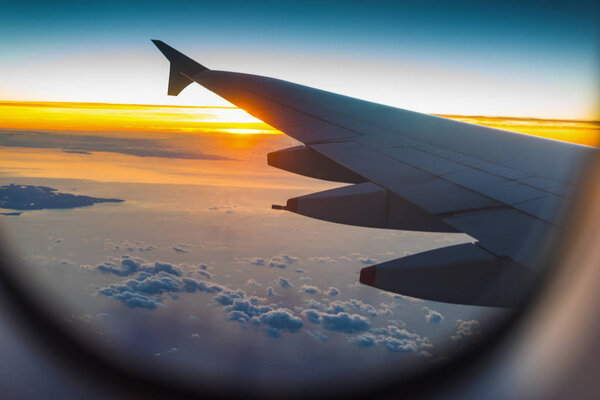 Крыло самолета летит над облаками
