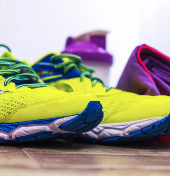 Yellow running shoes seen from the ground — Stock Photo, Image