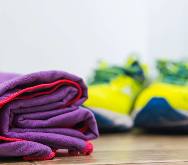 Close up de uma toalha de fitness vista do chão — Fotografia de Stock