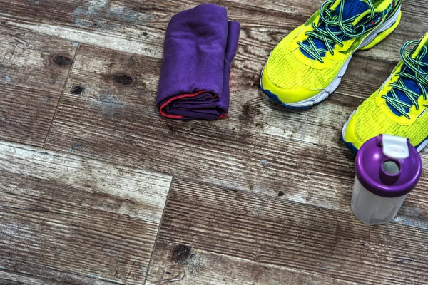 Running shoes, towel and water bottle — Stock Photo, Image