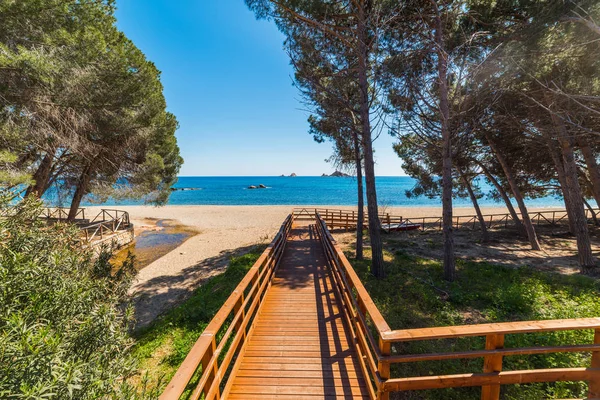 Trä strandpromenaden i Santa Maria Navarrese kusten — Stockfoto