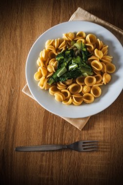Makarna orecchiette ve sebze ahşap bir masa üzerinde