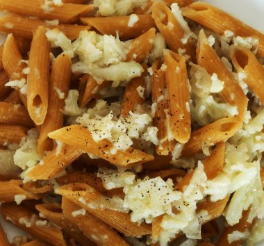 Kepekli makarna ve karabiber ile karnabahar