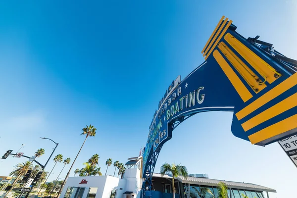 Santa Monica welcoming arch under a blue sky — Stock Photo, Image