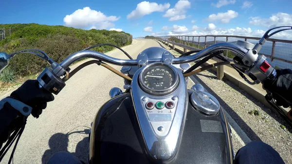 Rijden op een klassieke motorfiets in Sardinië — Stockfoto