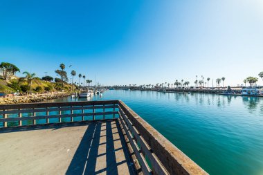 Ocenaside liman üzerinde açık gökyüzü