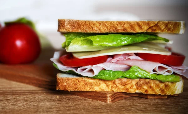 Primer plano de un sándwich con jamón y verduras — Foto de Stock