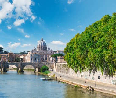 Tiber Nehri ile Saint Peter's Basilica arka planda