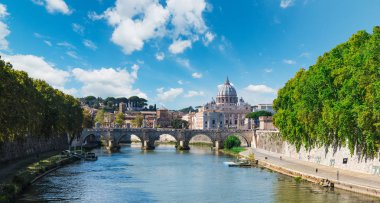 Tiber Nehri ile Saint Peter's Basilica arka planda
