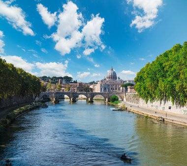 Tiber Nehri ile Saint Peter's Basilica arka planda