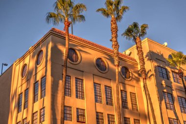 Palmiye ağaçları ile modern bir binada gün batımında