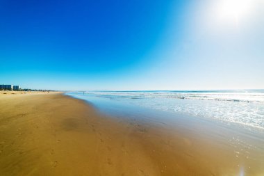 Santa Monica plaj altın kıyı üzerinde parlayan güneş