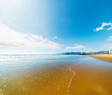 Santa Monica plaj üzerinde küçük bulutlar