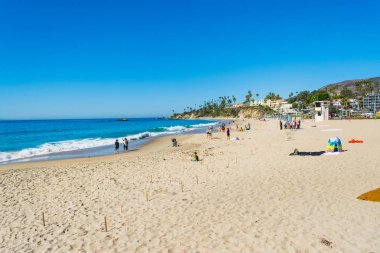 Orange County'de sahilde insanlar