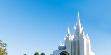 Mormon Tapınağı San Diego'da üzerinde mavi gökyüzü