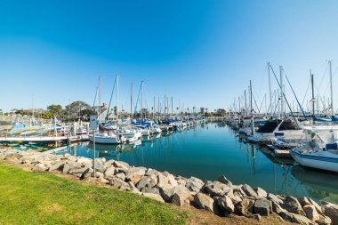 Oceanside liman üzerinde mavi gökyüzü
