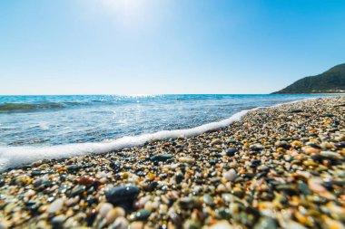 Perdepera sahil boyunca parlayan güneş