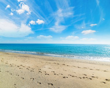 Perdepera kıyıya bir bulutlu gökyüzü altında