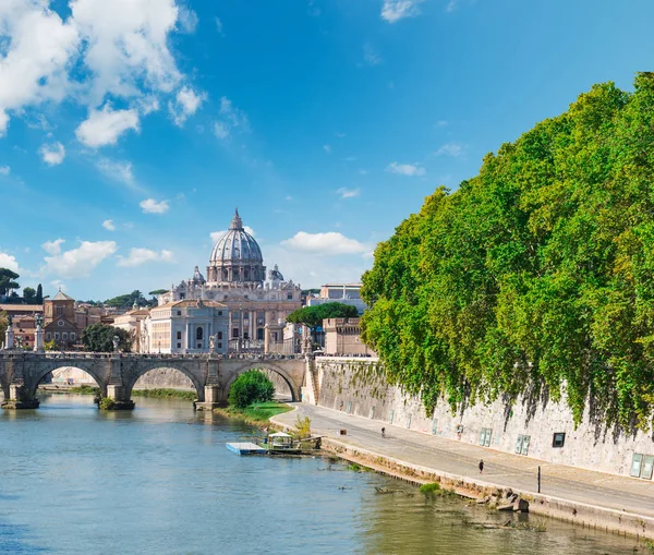 Tiber river with Saint Peter's Basilica on the background — Stock Photo, Image