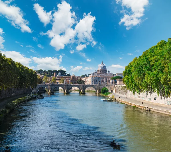 Tiber river with Saint Peter's Basilica on the background — Stock Photo, Image