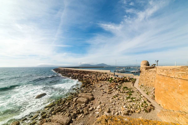 Ciel nuageux sur le front de mer d'Alghero — Photo