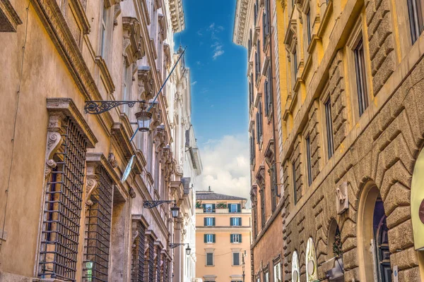 Vackra byggnader i via dei Cestari i Rom — Stockfoto