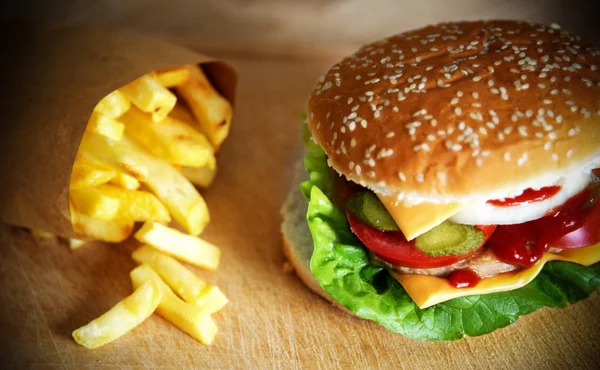 Закрыть сэндвич с гамбургером и картошку фри. — стоковое фото