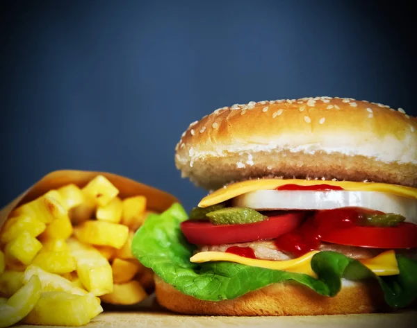 Закрыть свежий чизбургер и картошку фри — стоковое фото