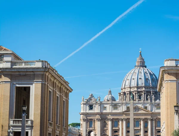 Basílica de San Pedro vista desde Via della Conciliazione — Foto de Stock