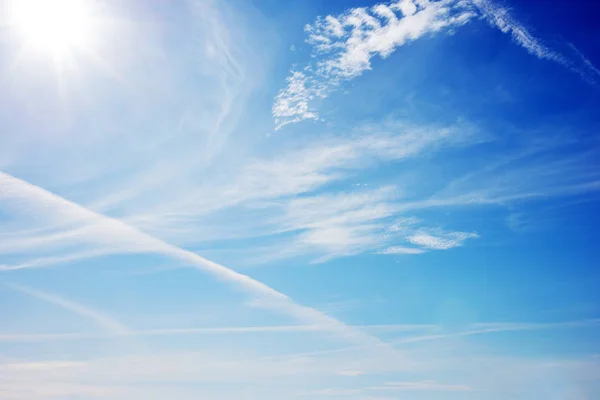 Sol brilhante e pequenas nuvens na primavera — Fotografia de Stock