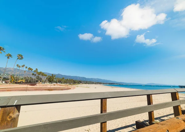 Houten balustrade door Santa Barbara shore — Stockfoto