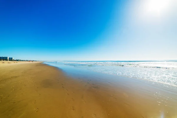 Santa Monica plaj altın kıyı üzerinde parlayan güneş — Stok fotoğraf