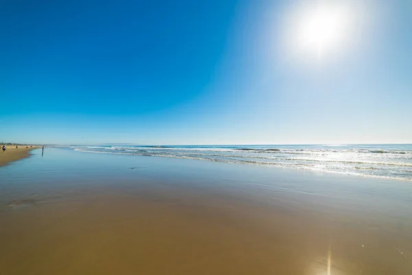 Ήλιο να λάμπει πάνω από Παραλία Σάντα Μόνικα — Φωτογραφία Αρχείου