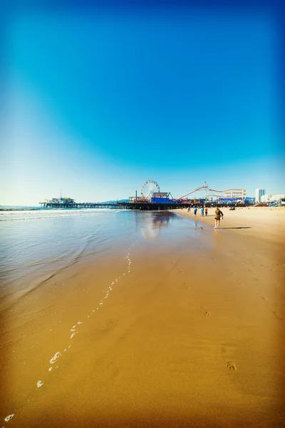 圣塔莫尼卡海滩上阳光灿烂的日子 — 图库照片