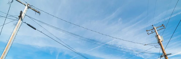 Cables de alto voltaje bajo un cielo nublado —  Fotos de Stock
